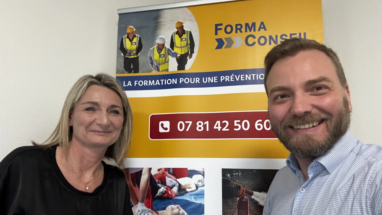 Partenariat Forma-Conseil et intelligence artificielle devant le kakémono La formation pour une prévention efficace
